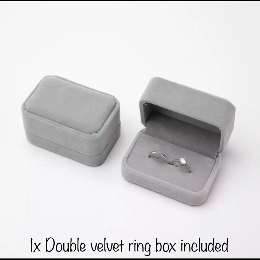Cushion cut Solitaire engagement/wedding set - Picture 5 of 7